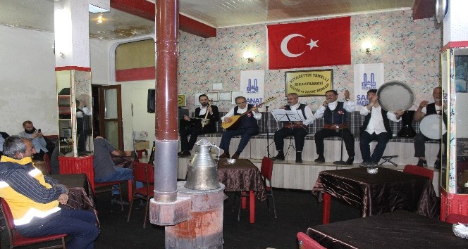 Erzurum'da Korana günlerinde sosyal mesafeli fasıl etkinliği