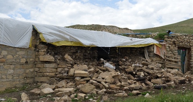 Erzurum Valisi Memiş depremden etkilenen mezralarda incelemelerde bulundu