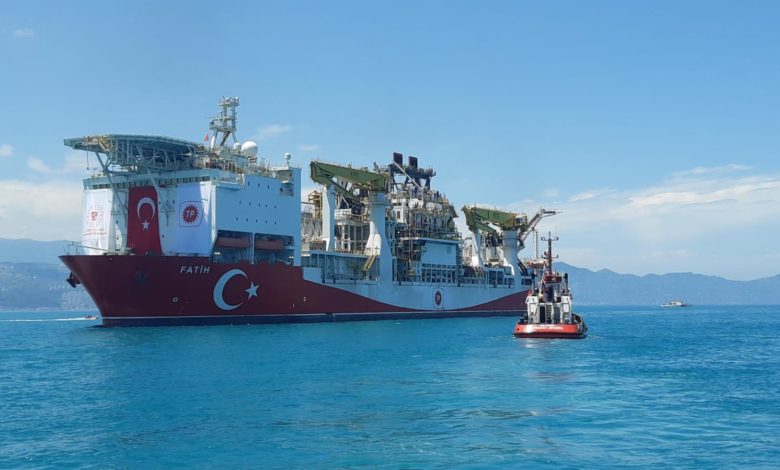 Türkiye'nin ilk yerli sondaj gemisi "Fatih" Trabzon'a geldi