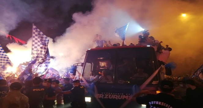 Süper Lig'e çıkan Erzurumspor futbolcularını, taraftarlar coşkuyla karşıladı